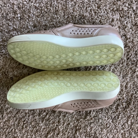 ECCO Leather Perforated Slip On Sneaker US SZ 7 GRAY ROSE - Picture 5 of 5